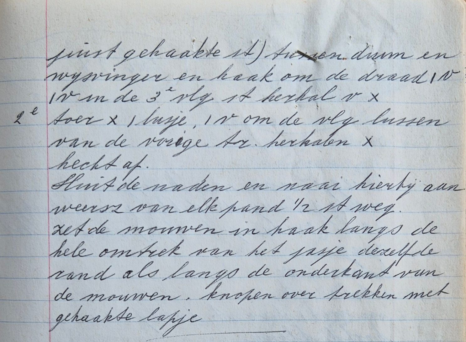Vintage gebreid bedjasje in pauweveermotief met gehaakte lusjesrand