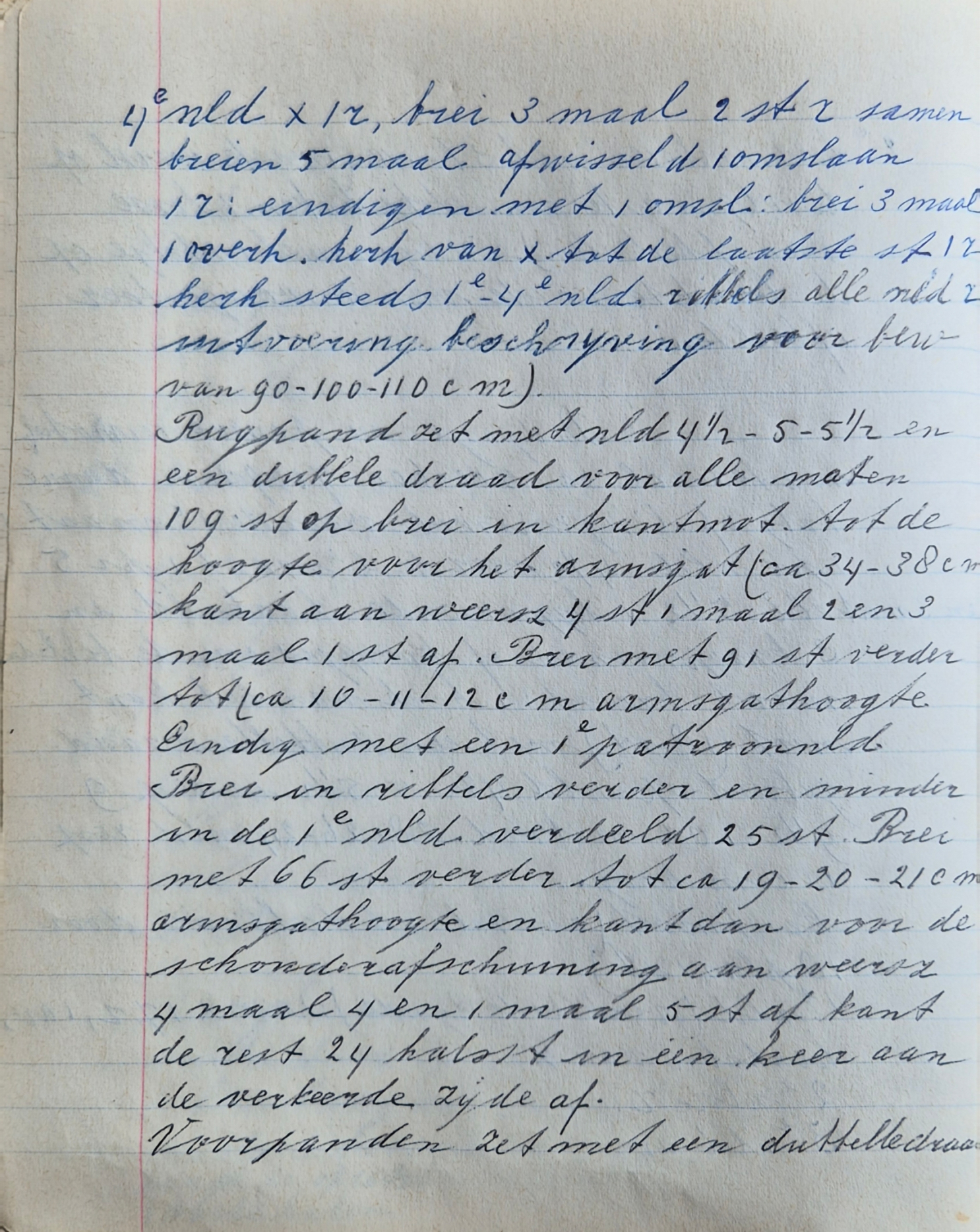 Vintage gebreid bedjasje in pauweveermotief met gehaakte lusjesrand